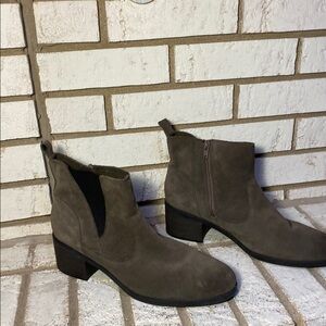 Clarks Tan Ankle Boots with Sleek V-Cut Design